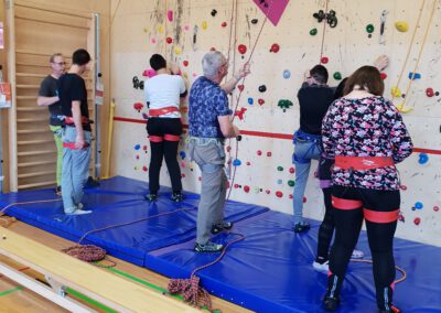 Hochbetrieb an der Kletterwand