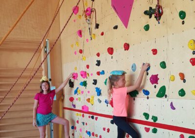 Lonie und Jasmin bouldern mit Stofftier