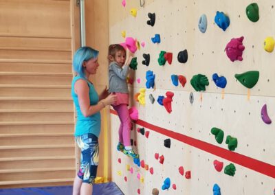 Nina und Sarah bouldern