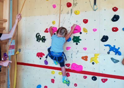 Nora klettert das 1. Mal zum Top