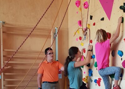 Pascal, Lisa und Leonie bouldern