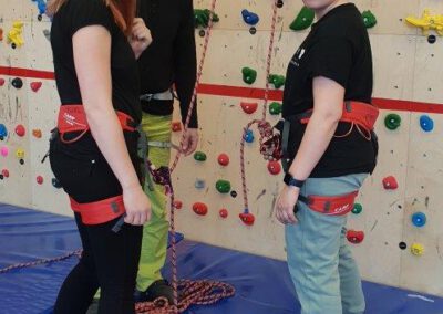Sophie Und Nicole Sichern Sich Gegenseitig Mit FAIR Trauen