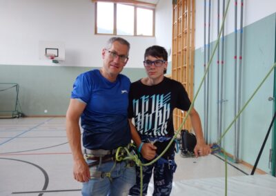 Florian Und Sein Stolzer Vater Anton Sichern Sich Vertrauensvoll Gegenseitig