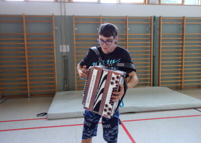 Florian Unterhält Uns Beim Klettern Mit Seiner Ziehharmonika