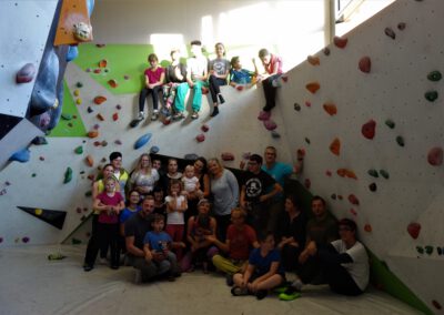 Regenbogenbunte Kletterfamilie