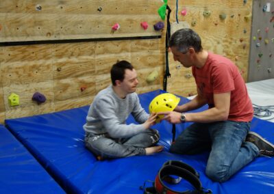 Ritschi Klettert Mit Helm