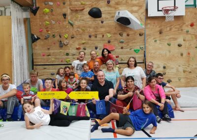 Glücklicher FamilienkletterFAIRein