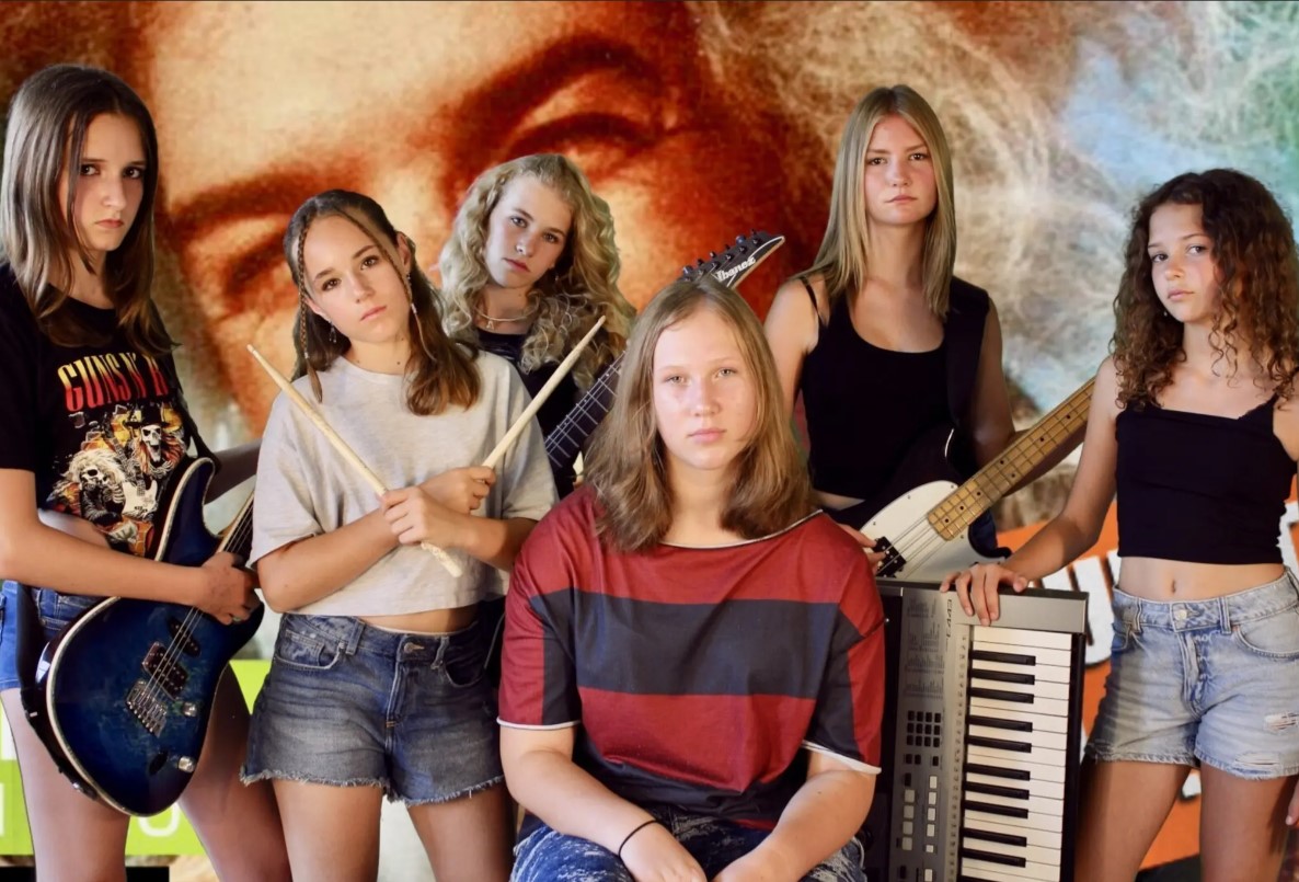 Annalena Mit Ihren Bandkolleginnen Aus Der 3c